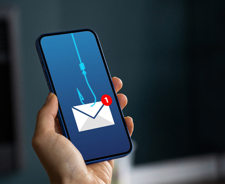 Symbolbild: Handy mit blauem Hintergrund und einem Angelhaken, der nach einem Umschlag (Email-Symbol) angelt