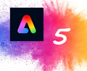 Abstraktes Bild, weißer Hintergrund mit gelb, pink, orange, lila, blauen Farbtupfern, mit Adobe Express Logo