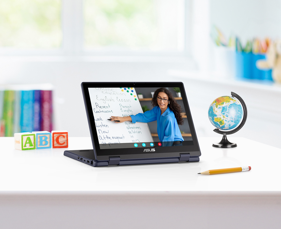 Symbolbild für digitales Klassenzimmer, ASUS-Laptop steht auf deinem Schreibtisch, daneben Bleistift und kleiner Globus; auf dem Bildschirm ist eine Lehrerin zu sehen, die etwas an deinem whiteboard zeigt