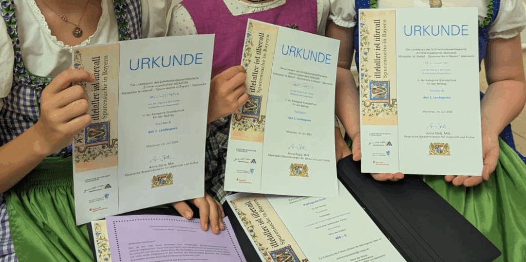 drei Mädchen im Dirndl mit den Gewinner-Urkunden