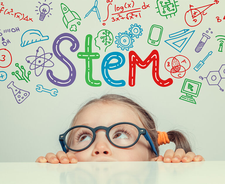 STEM-Wort und Symbole über einem schönen, niedlichen kleinen Mädchen. Konzept der modernen Bildung.