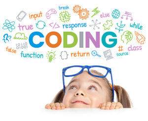 Niedliches kleines Mädchen mit Brille, das auf das bunte Wort CODING, Symbole und Befehle über ihrem Kopf schaut. Ein Kind programmiert und lernt zu programmieren. Konzept der Programmiersprachen.