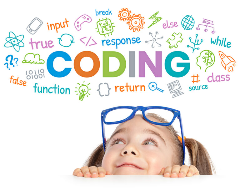 Niedliches kleines Mädchen mit Brille, das auf das bunte Wort CODING, Symbole und Befehle über ihrem Kopf schaut. Ein Kind programmiert und lernt zu programmieren. Konzept der Programmiersprachen.