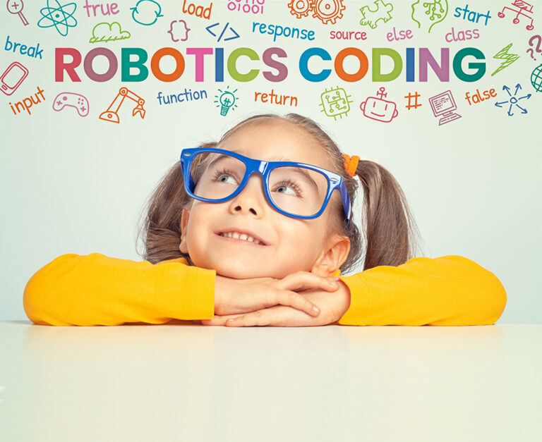 Niedliches kleines Mädchen mit Brille, das auf bunte Robotics Coding-Textsymbole und -Befehle über ihrem Kopf schaut. Konzept der Programmiersprachen