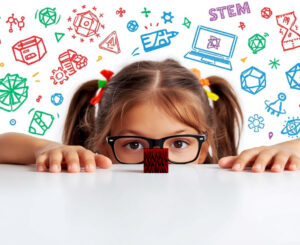 Kind entdeckt 3D-Druck: sitzt am weißen Tisch, betrachtet kleinen 3D-gedruckten Würfel. Hintergrund mit bunten STEM-Doodles zu 3D-Druck (3D-Drucker, Filament, CAD, geometrische Formen, Zahnräder). Kreative Lernszene für Technik und Bildung.