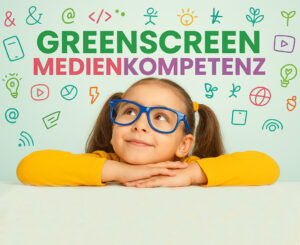 Niedliches kleines Mädchen mit Brille, das auf bunte Coding- und Kreativ-Symbole über ihrem Kopf schaut. "Greenscreen" und "Medienkompetenz" steht über ihrem Kopf