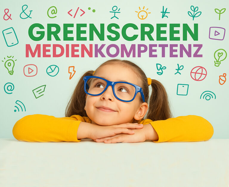 Niedliches kleines Mädchen mit Brille, das auf bunte Coding- und Kreativ-Symbole über ihrem Kopf schaut. "Greenscreen" und "Medienkompetenz" steht über ihrem Kopf