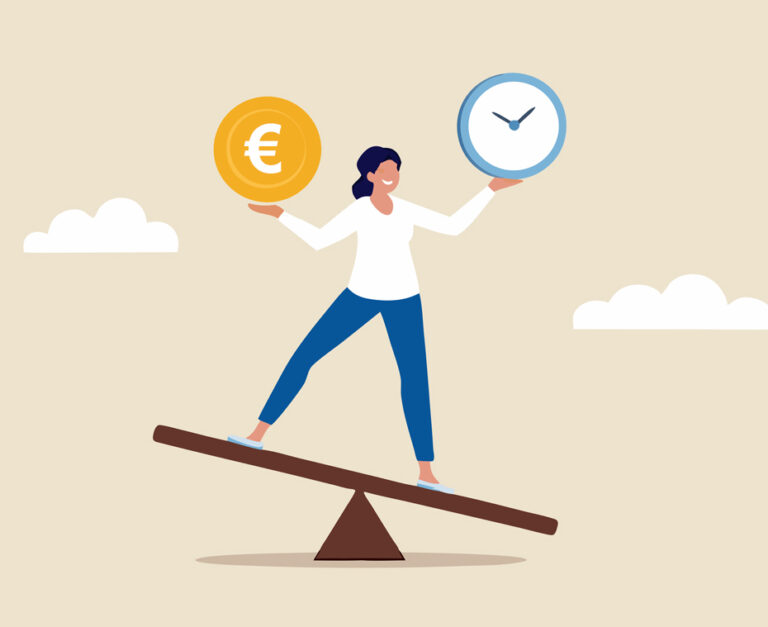 Zeit- und Geldbalance, Gewicht zwischen Arbeit und Leben, langfristige Investition oder Ersparnisse, Kontroll- oder Entscheidungskonzept, fröhliche Geschäftsfrau Balance zwischen Stechuhr und Dollargeld auf Wippe.