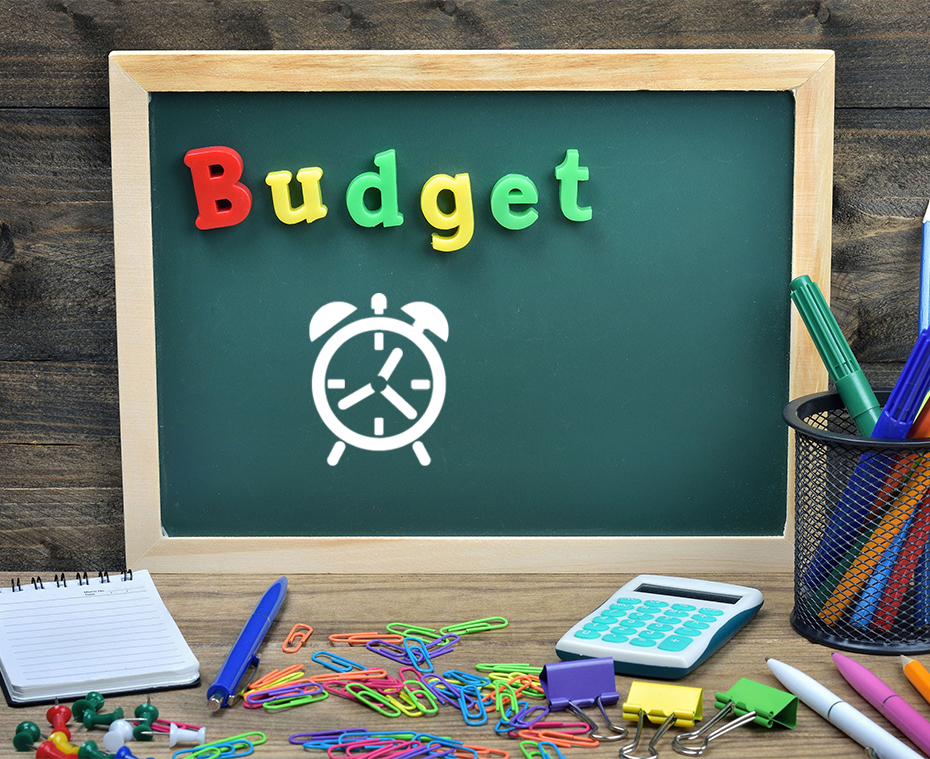 Schiefertafel mit dem Wort "Budget" geschrieben, Restbudget für Schulen - in Software investieren