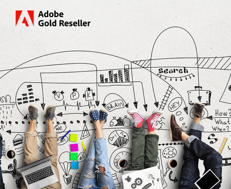 Vier Menschen (evtl. Schüler oder Studenten), die am Boden sitzen in einer kreativen Umgebung, Zeichnungen auf dem Boden, bunte Kleidung, Schuhe; einer hat einen Laptop auf dem Schoß, einer ein Tablet, gezeigt aus der Vogelperspektive, nur die Beine sind zu sehen.