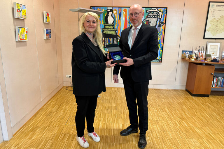 Ernennung von Christine Bach zur Digitalisierungsbotschafterin durch Minister Christian Pegel (Foto Stabsstelle Digitaler Wandel)