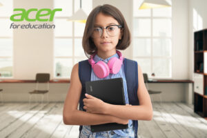 Lifestylebild: Mädchen mit Acer Convertible in den Händen vor hellem, neutralen Hintergrund