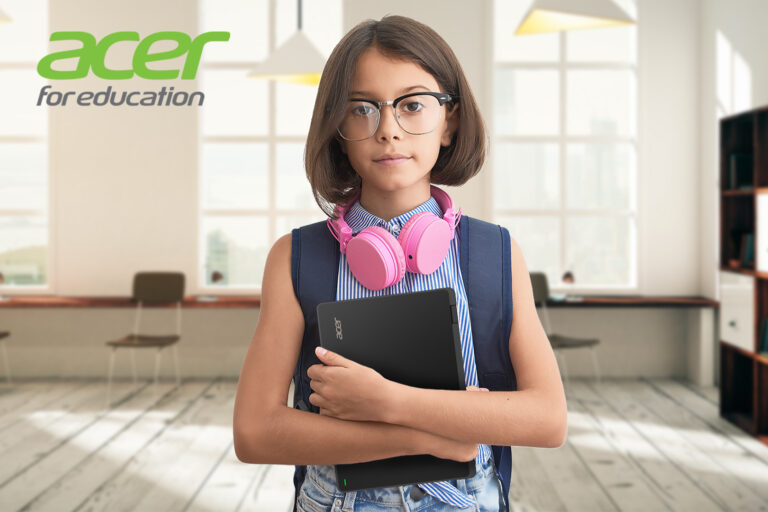 Lifestylebild: Mädchen mit Acer Convertible in den Händen vor hellem, neutralen Hintergrund