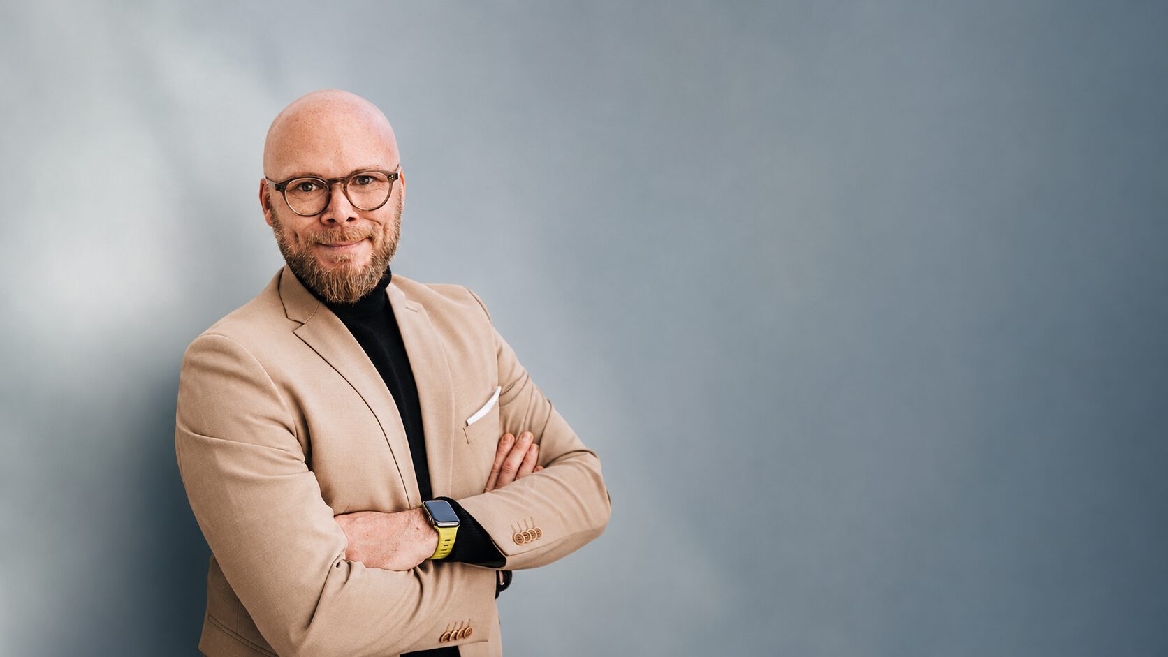 Porträt des Interviewpartners vor schlichtem blau-grauem Hintergrund zum Thema digitale Bildung und DigitalPakt 2.0.