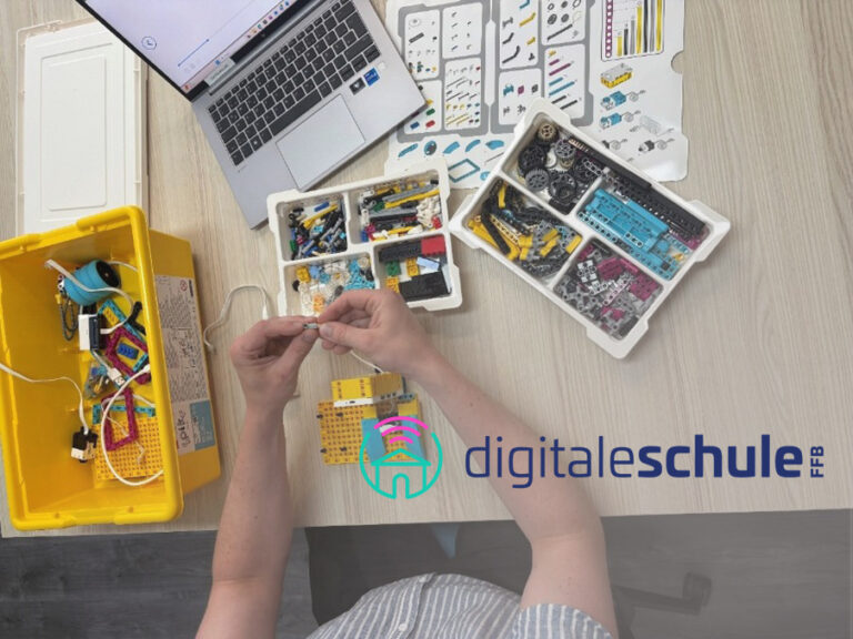 Digitale Schule FFB: Lehrkraft arbeitet mit LEGO Education und digitalen Lernmaterialien